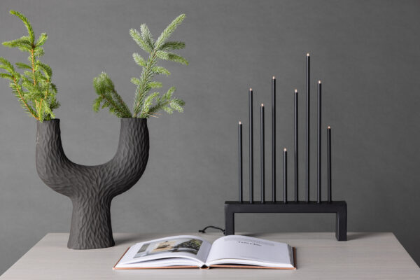 Advendiküünal Vallåsen, must